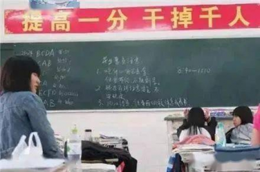 乐鱼棋牌,训练场再次响起那句熟悉的口号：拼到底