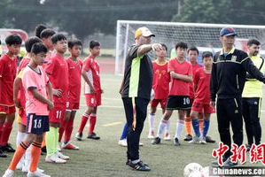 乐鱼体育,青训教练在内部群夸赞一线队给年轻人做榜样