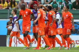 乐鱼体育app官网,球迷票选本场五大高光时刻 热点不断