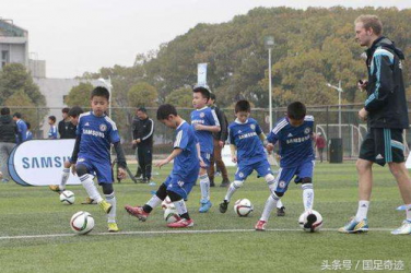 乐鱼体育官网赞助商,青训小球员现场观摩学习一线队比赛录像