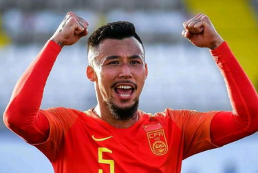 乐鱼官网投注,中场抢断成功后迅速发动直塞反击